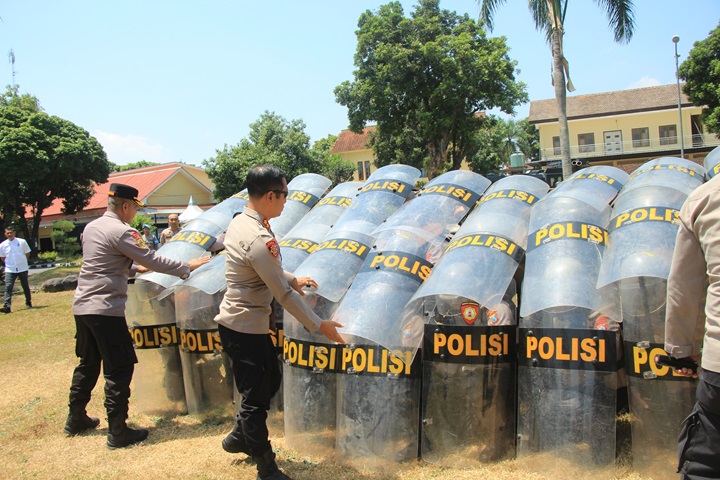 LATIHAN KERAS: Anggota Polres Bondowoso dilatih untuk meningkatkan kemampuan dalam pengamanan demonstrasi.