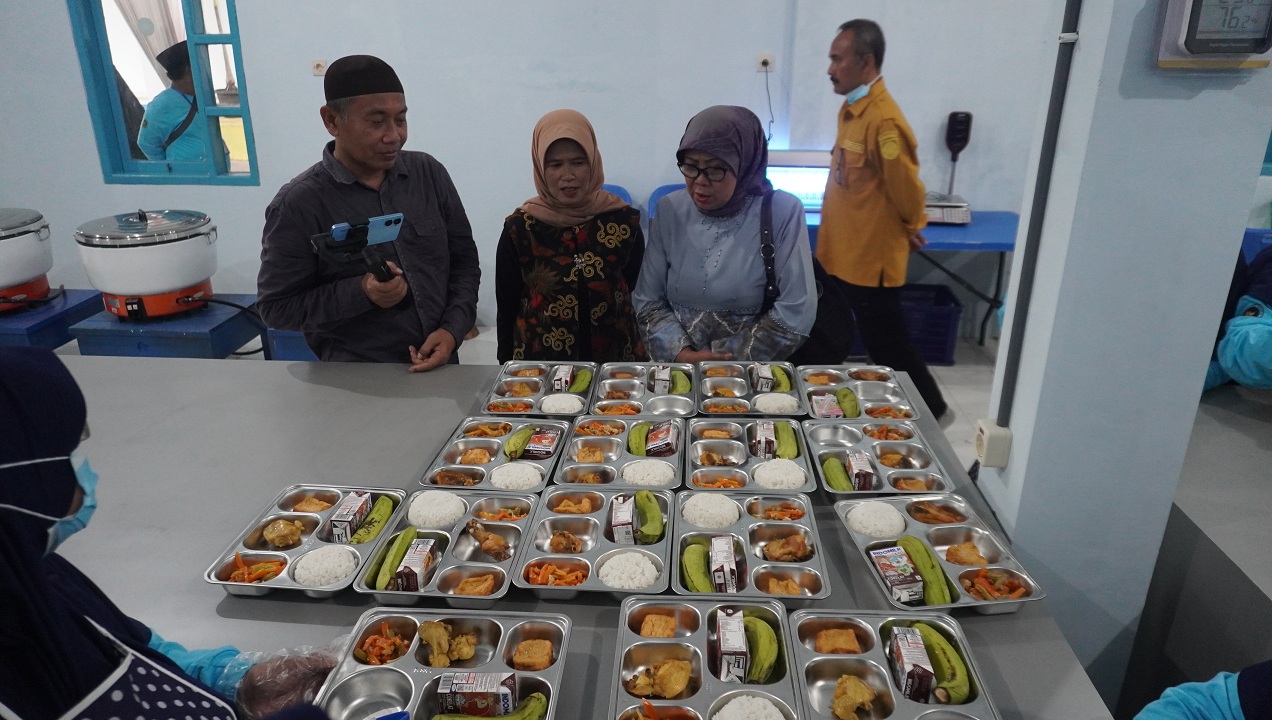 MENU BEDA-BEDA: Menu makan bergizi gratis di dapur Bintoro di SLB Negeri Branjangan berganti setiap hari agar siswa tidak bosan.