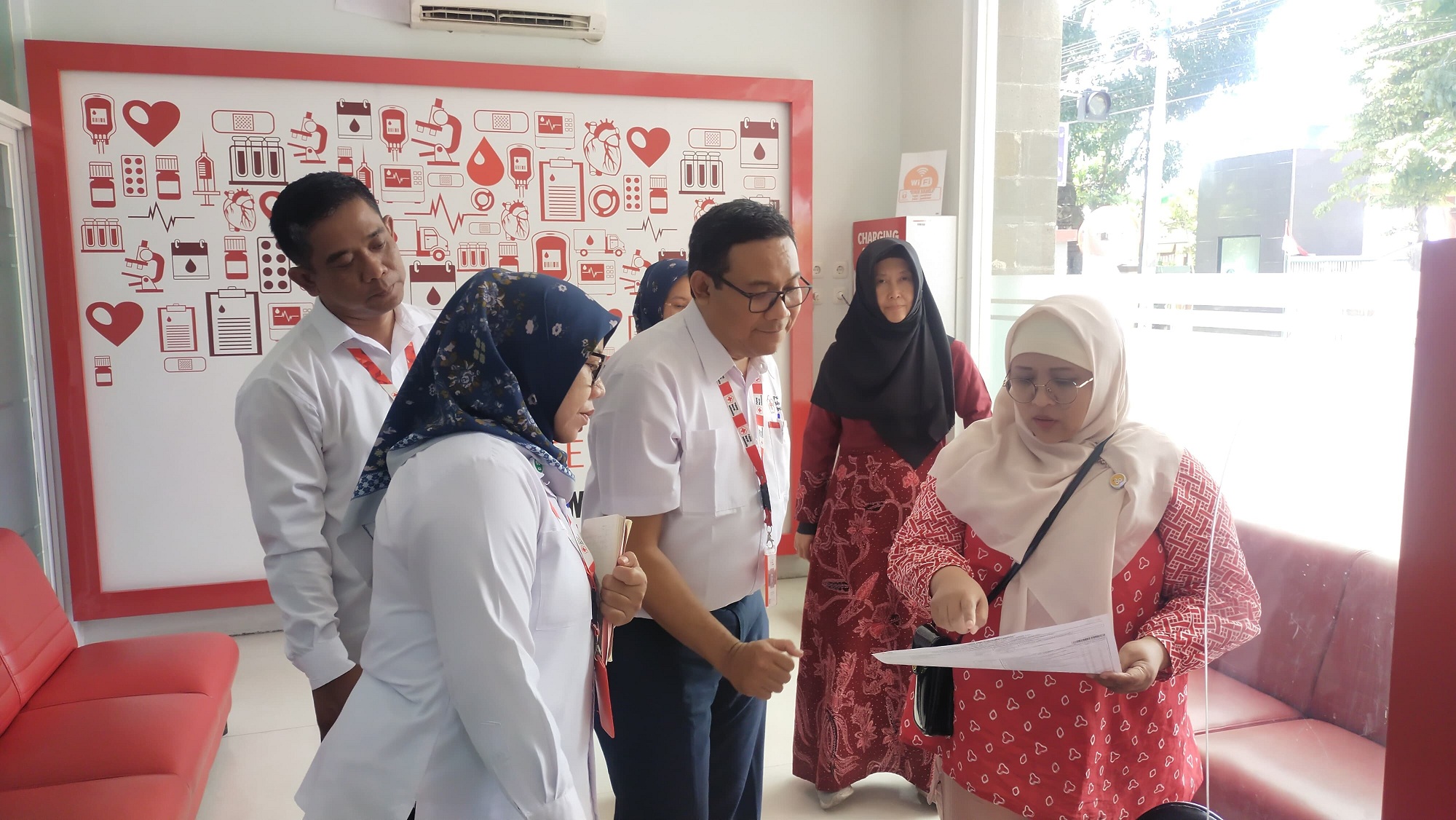 VISITASI: Proses visitasi dari Dinkes dan DPMPTSP Jember bersama Dinkes Jatim dan PMI Jatim di UDD PMI Jember, Selasa (2/9) lalu.