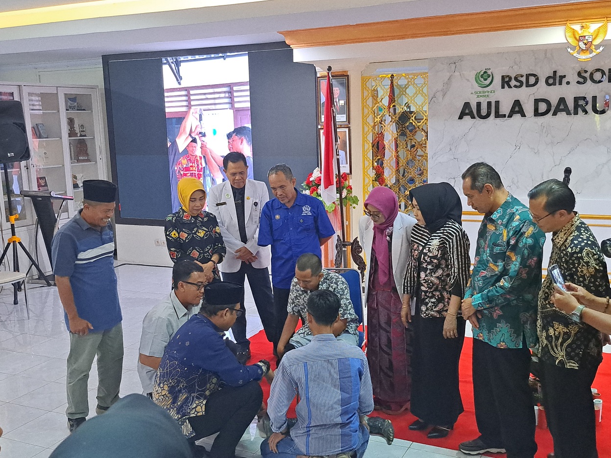 LANGSUNG DILAYANI: Proses pengukuran dan pembuatan kerangka kaki palsu di RSD dr Soebandi.