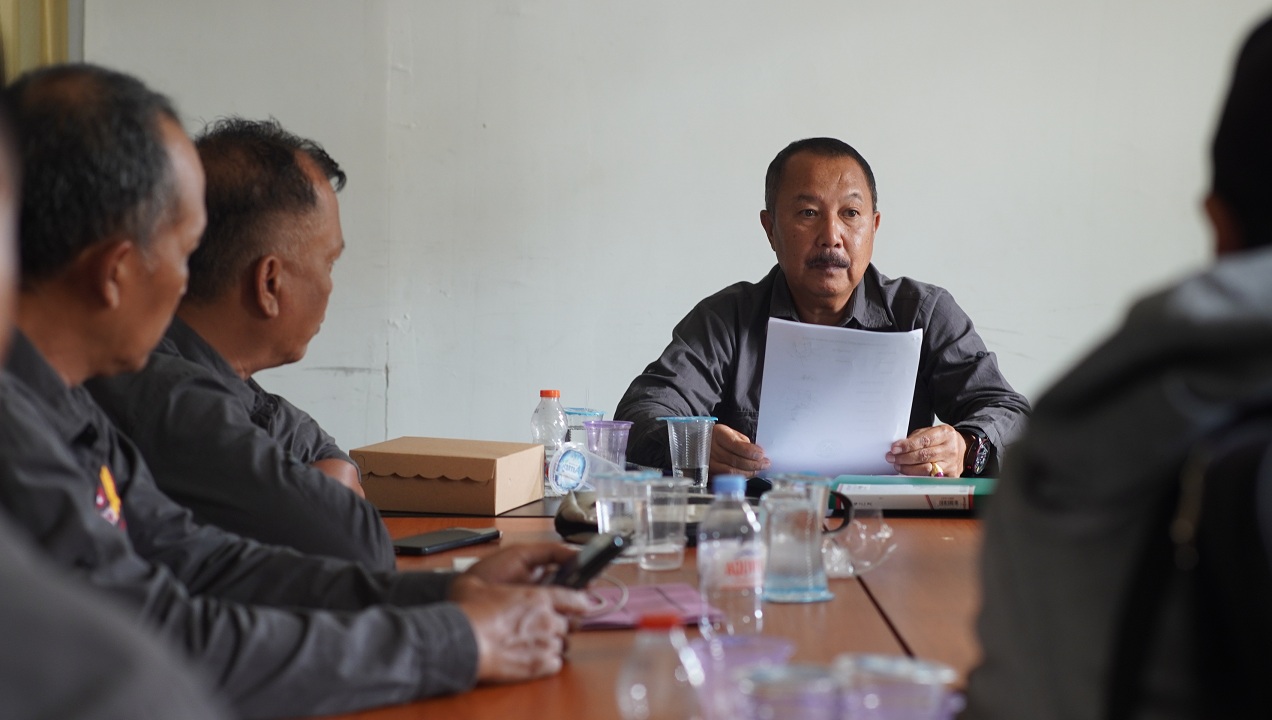 RILIS PENGAMBIL FORMULIR: Ketua Panitia Musorkab KONI Jember Soetriono membacakan berita acara pengambilan surat dukungan cabor dan formulir bakal calon ketua KONI Jember.