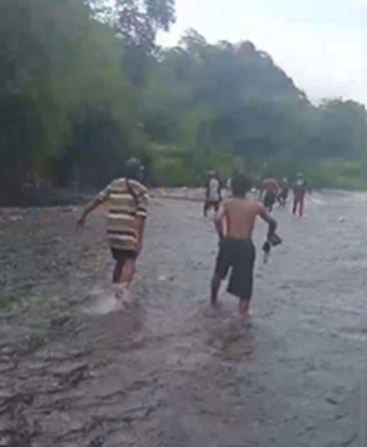 MENINGGAL: Mayat bayi jenis kelamin laki-laki setelah ditemukan di aliran sungai bedadung Desa Jubung, kecamatan Sukorambi Sabtu (6/9) kemarin.
