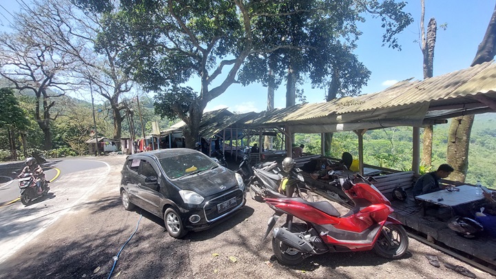 SPOT NGOPI: Salah satu warung di puncak Gumitir, Desa Sidomulyo, Kecamatan Silo, yang dekat dengan tikungan Mbah Singo kembali ramai pembeli. (JUMAI/RJ)