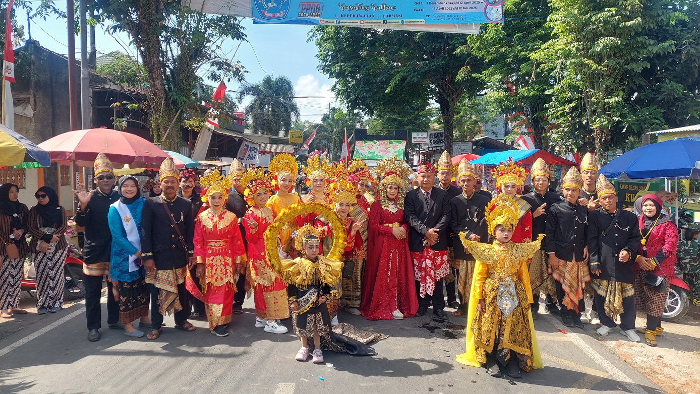 IKUT MENJADI PESERTA: Kepala Desa Wonojati Abdurahman bersama istrinya Eka Wulandari foto bersama staf dan istri sebelum pemberangkatan, Sabtu (6/9).