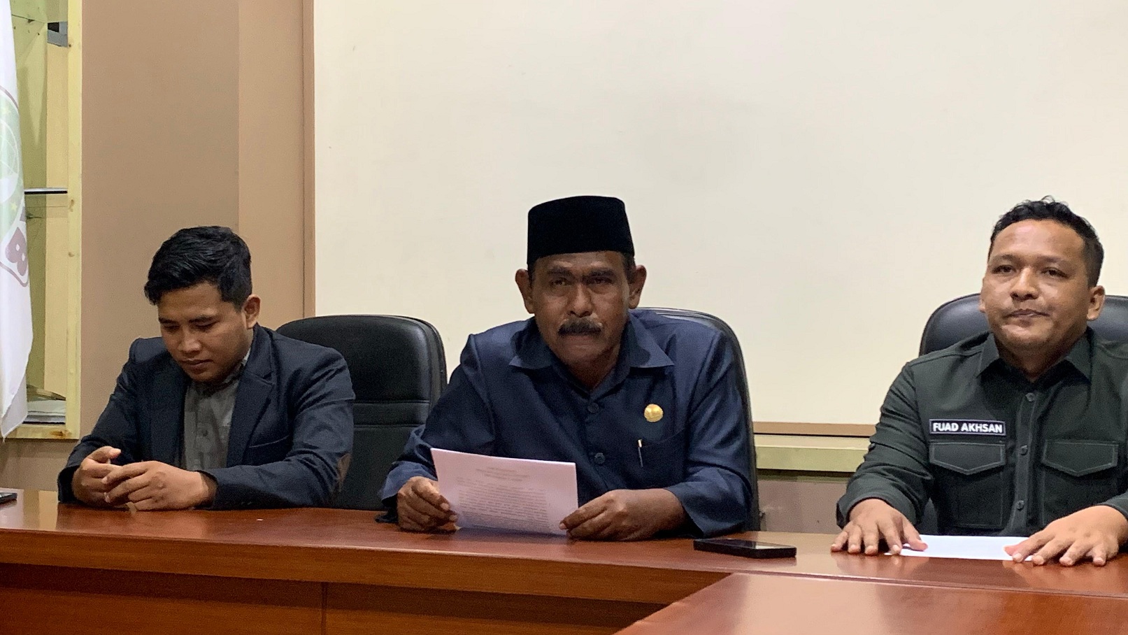 MINTA MAAF: Anggota Fraksi PKB Hafidi (tengah) didampingi Nurhuda Candra Hidayat (kiri) dan Fuad Ahsan saat menyampaikan permintaan maaf terbuka di ruang fraksi, kemarin.