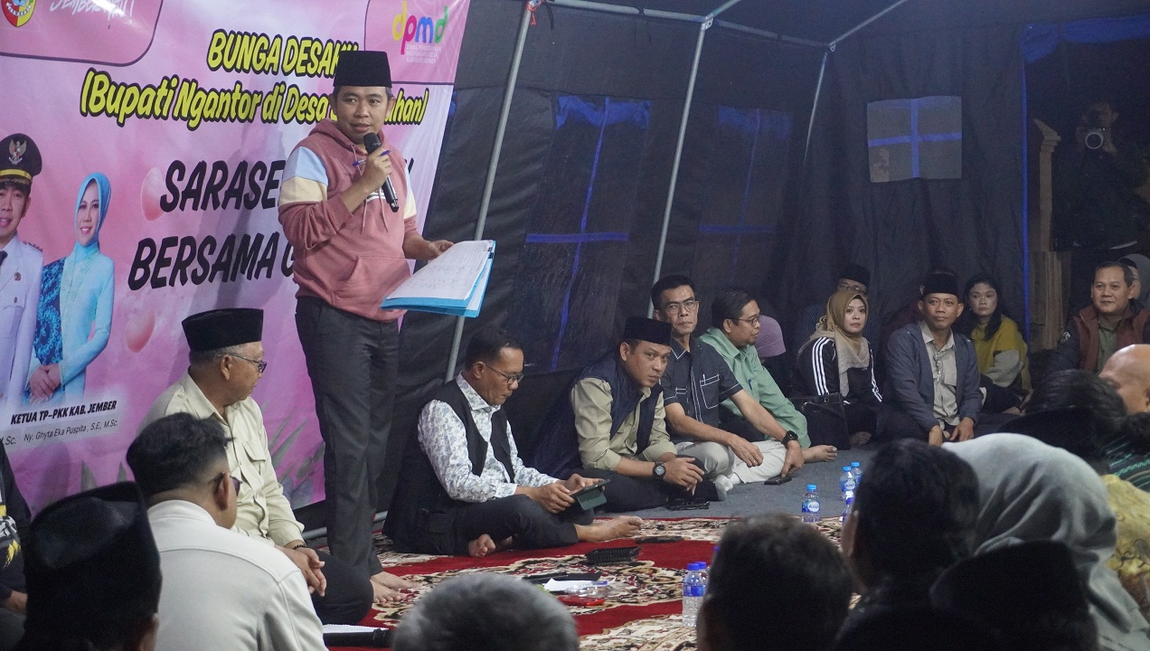 GAYENG: Bupati Fawait saat diskusi dengan ketua RT, RW, kepala desa, dan beberapa camat, dalam Bunga Desaku jilid 4, di kawasan Puncak Rembangan, Arjasa, Jumat malam (29/8).