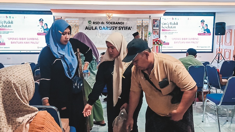 SENYUM BARU: Nur Siti (kiri) warga Desa Darungan Kecamatan Tanggul, menerima program kaki palsu, melalui program Guse Peduli Kesehatan, di RSD dr Soebandi Jember, Jumat (5/9).