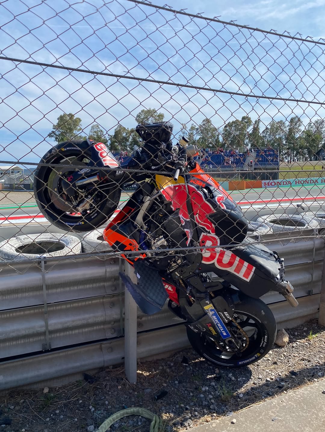 Motor KTM RC16 milik Enea Bastianini remuk di tikungan 2 Sirkuit Catalunya, Barcelona.