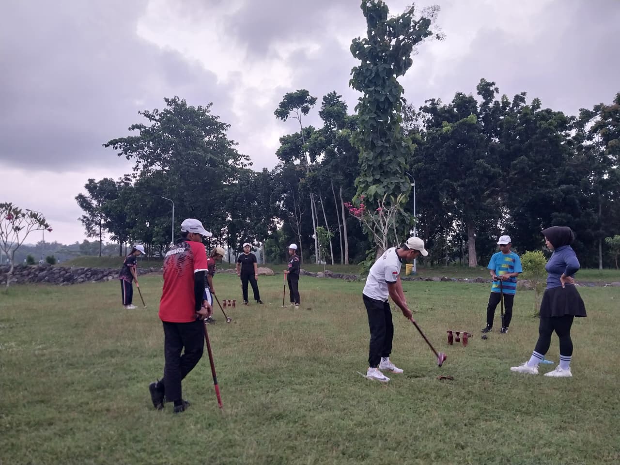 LATIHAN RUTIN: Sejumlah atlet woodball Bondowoso ketika berlatih di lapangan terbuka beberapa waktu lalu. Mereka belum memiliki lapangan khusus dan sementara meminjam lapangan desa.