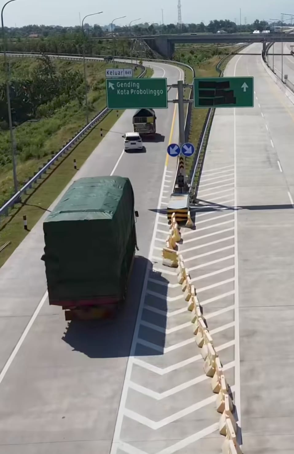 MULAI DI FUNGSIKAN : Jalan Tol Probowangi saat di lewati Truk Angkutan (ig: BBPJN Jatim Bali)