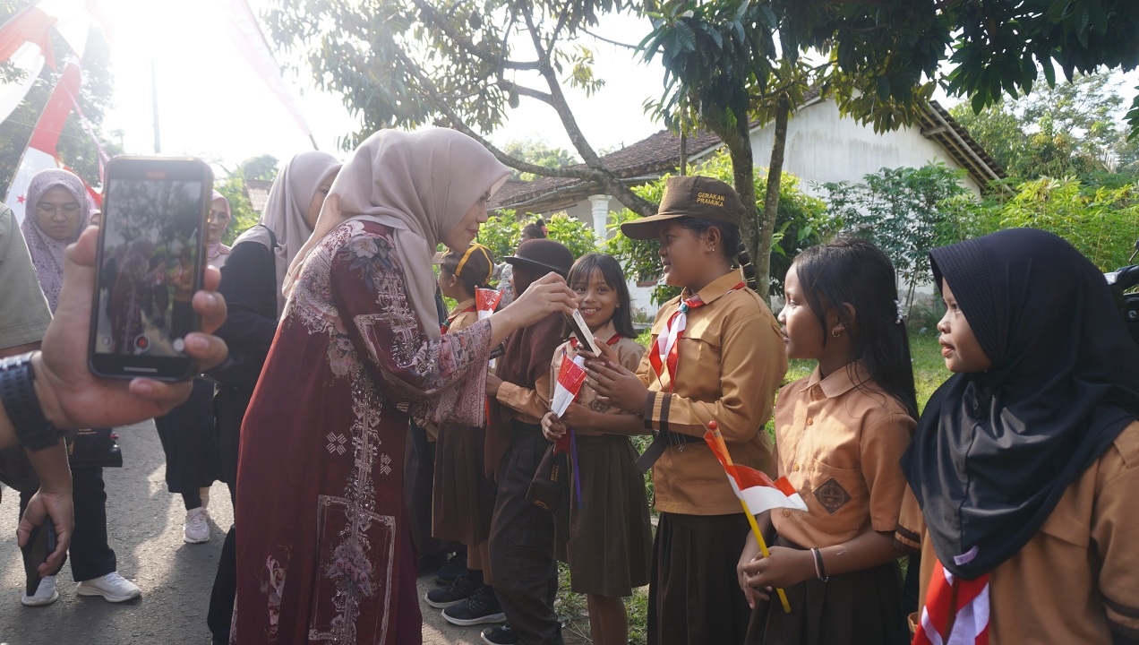 SANTUN: Ketua Tim Penggerak PKK Ghyta Eka Puspita, saat menyapa anak-anak di Desa Cadijati, saat rangkaian Bunga Desaku 4 Arjasa, (30/9).