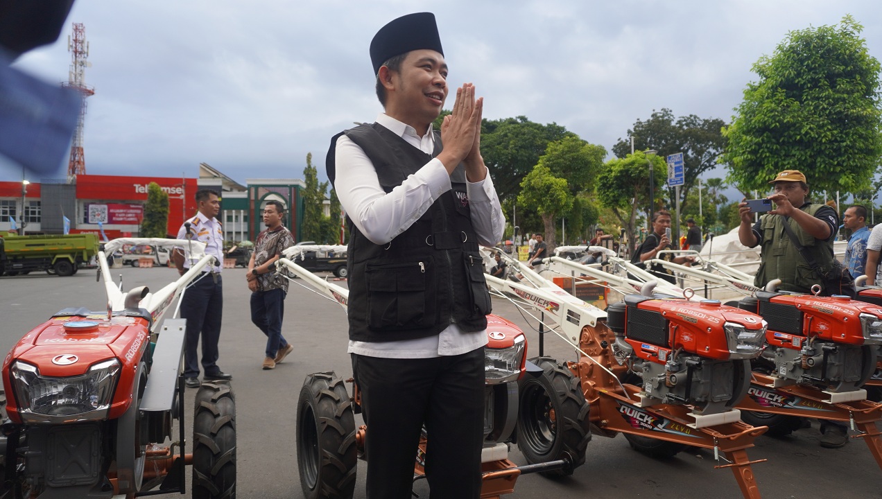 UPDATE KINERJA: Bupati Fawait seusai menyampaikan progres kinerjanya secara terbuka, di halaman Kantor Pemkab Jember, (28/8).