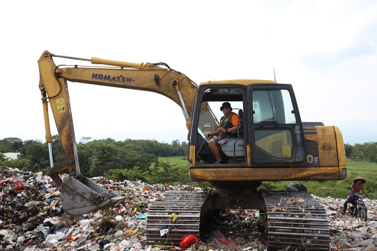 MAKIN TINGGI: Ratusan ton sampah yang datang tiap hari, membuat tumpukan sampah di TPA pakusari semakin tinggi, DLH terus berupaya mengurangi produksi sampah di Jember. &nbsp;