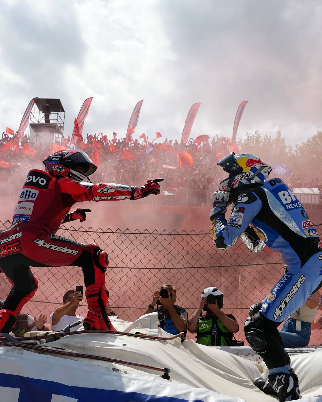 Marc Marquez dan adiknya, Alex Marquez, selebrasi setelah fisnish di Catalunya.