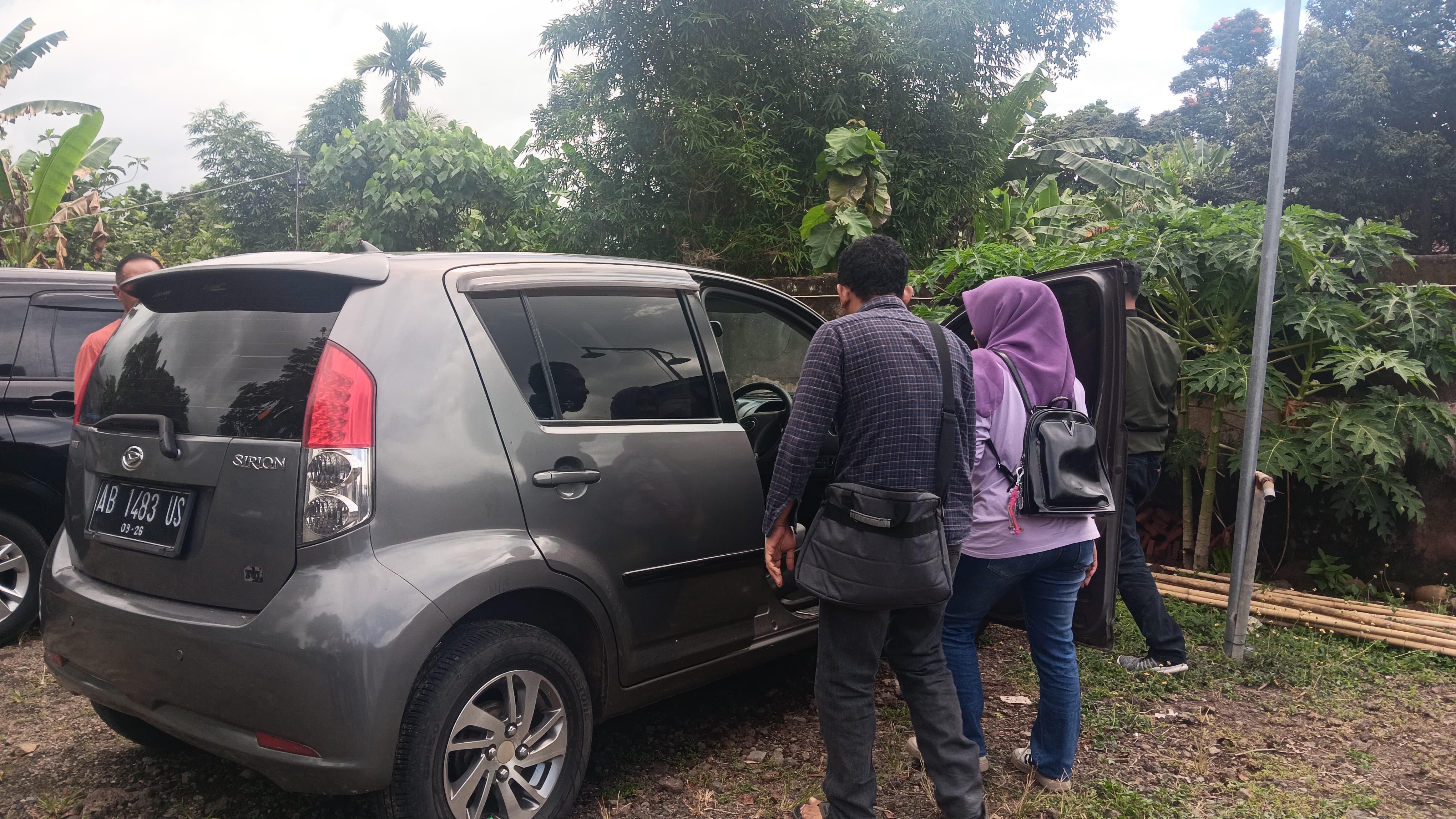 BARANG BUKTI: Pemilik Mobil Reckta Arlin Permadani bersama suami Rico Mareta Efendi melihat kondisi mobil yang digondol maling di Polsek Sumbersari, kemarin (10/9). (ADHI/RJ)