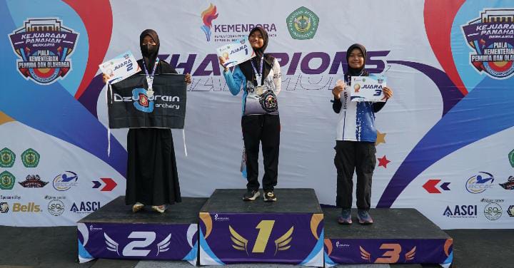 JAWARA: Klub panahan Lumajang berhasil mendapatkan puluhan medali diajang Kejuaraan Panahan Piala Kemepora 2025. (ARIEF FOR RAME)