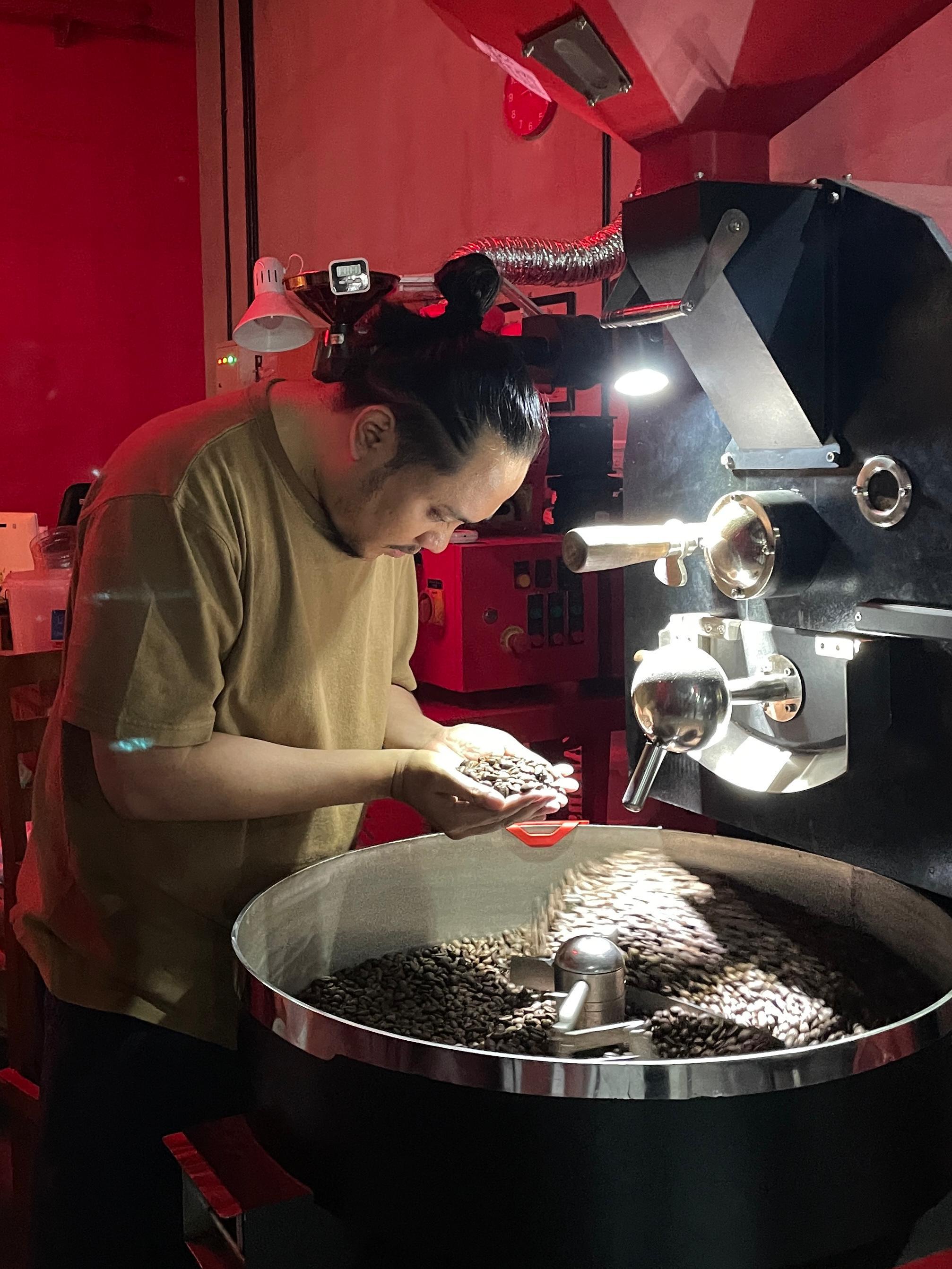 ROASTING KOPI : Proses roasting kopi dilakukan dengan penuh ketelitian untuk menghasilkan cita rasa terbaik.(FAJAR N SETYAWAN)