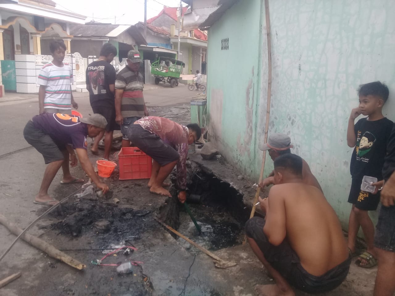 KERJA BAKTI: Warga Dusun Mandaran 2, Desa Puger Kulon, Kecamatan Puger ketika kerja baakti membersihkan saluran yang tersumbat plastik dan tanah Selasa (9/9).
