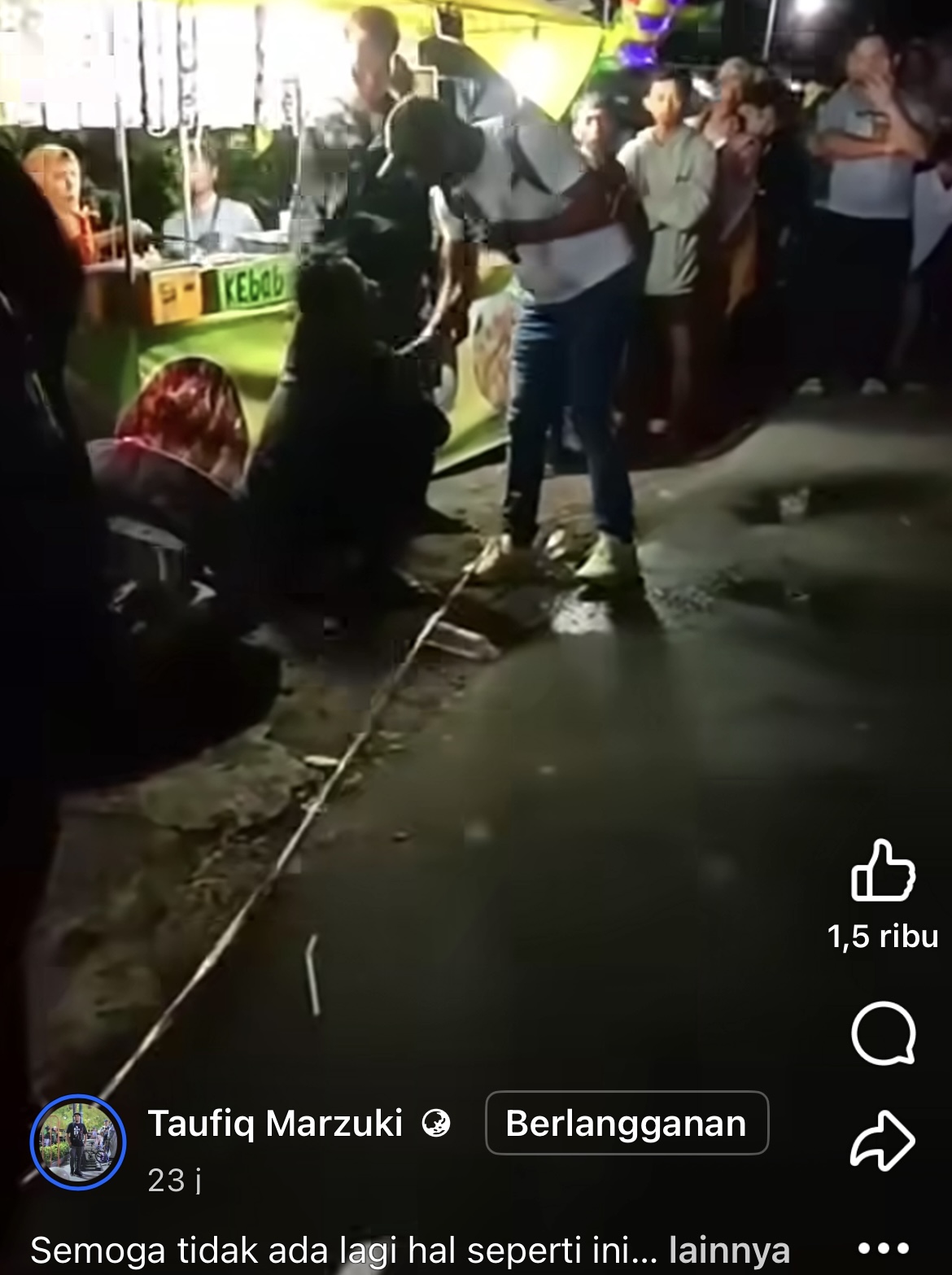 AMANKAN: Salah seorang warga ketahuan menjual miras ditengah keramaian.