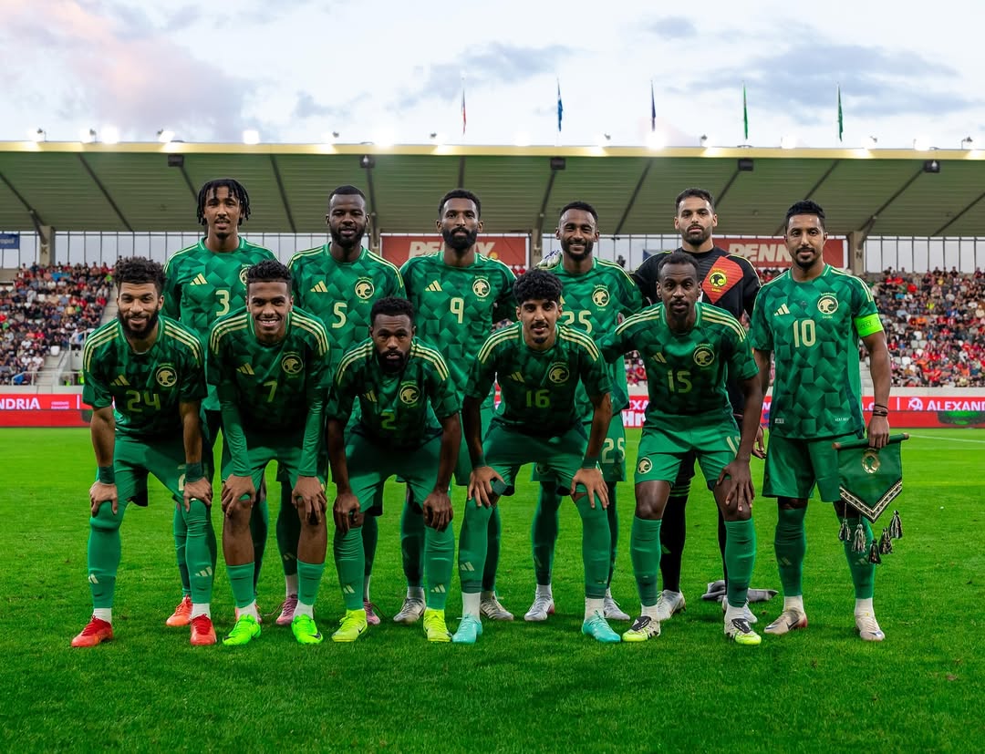 FOTO BERSAMA : Kesebelasan Arab saudi berfoto bersama sebelum kick-off pertandingan. ( ig : Saudint )