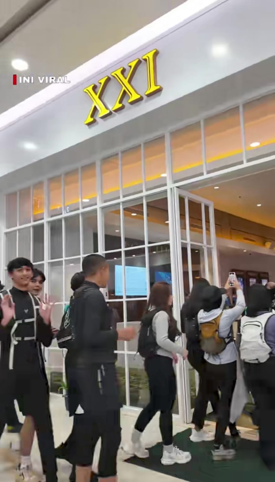 Penonton Berekerumun : Para penonton menggunakan outfit pendaki untuk menonton film pencarian terakhir di salah satu bioskop Indonesia (Tiktok Ini Viral)