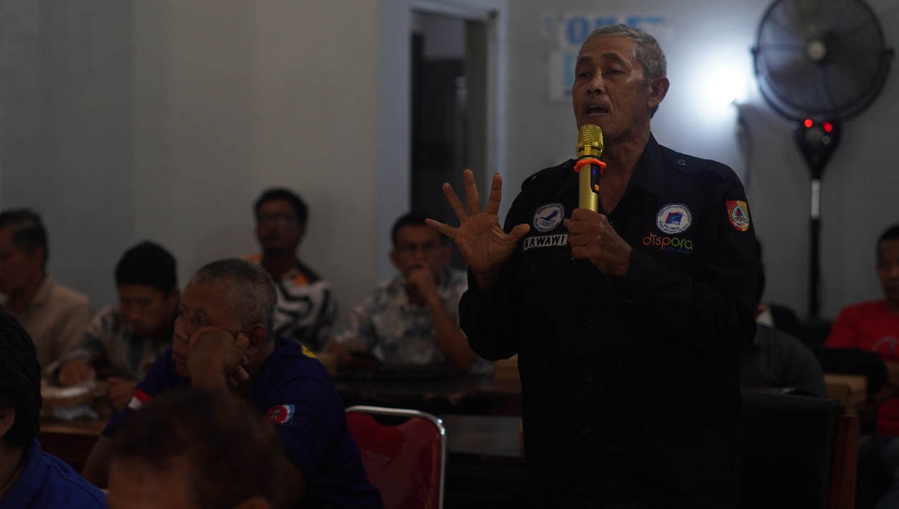 AMBIL FORM DUKUNGAN: Ketua Cabor Gantole, Nawawi, menghadiri sosialisasi Musorkab KONI Jember, pekan lalu.