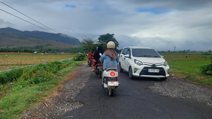 SEMAKIN PARAH: Jalan yang menghubungkan Wuluhan dengan Puger, selatan pabrik Semen Imasco rusak parah dan sering terjadi kecelakaan. (JUMAI/RJ)