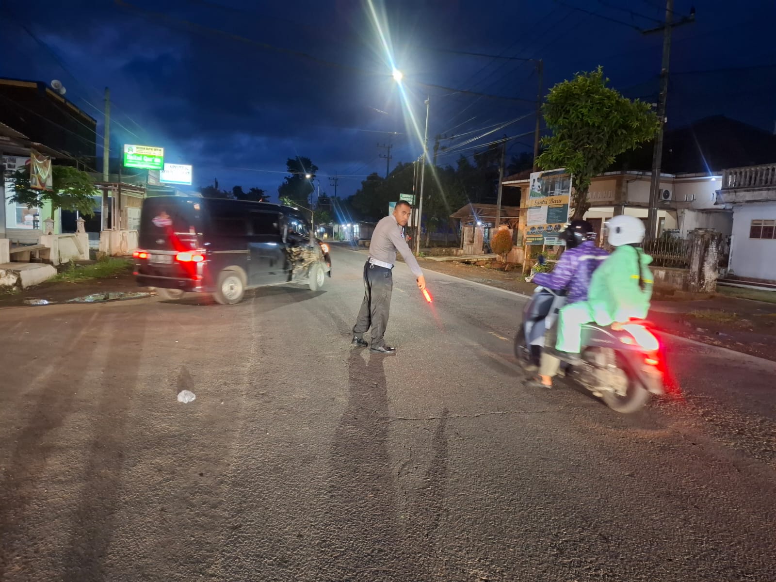 CEK LOKASI: Petugas Satlantas Polres Jember saat melakukan olah TKP kecelakaan di Jalan Raya Klatakan, Kecamatan Tanggul, kemarin (10/9).