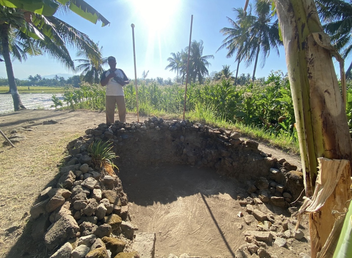 BERSEJARAH: Juru pelihara cagar situs di Bondowoso menunjukan sisa bangunan Candi Gh&agrave;nten di Kecamatan Prajekan.(ILHAM WAHYUDI/RADAR IJEN)