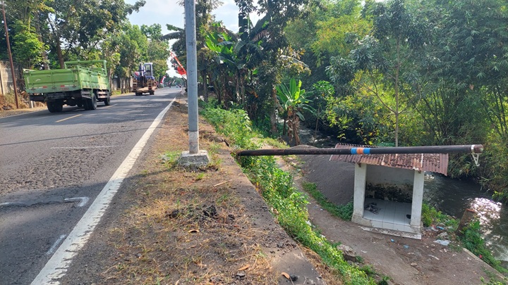 SERING KECELAKAAN: Lokasi jalan raya sering terjadi kecelakaan tunggal di Jalan Raya Dusun Dam Saola, Desa Tegalrejo, Kecamatan Mayang. (JUMAI/RJ)