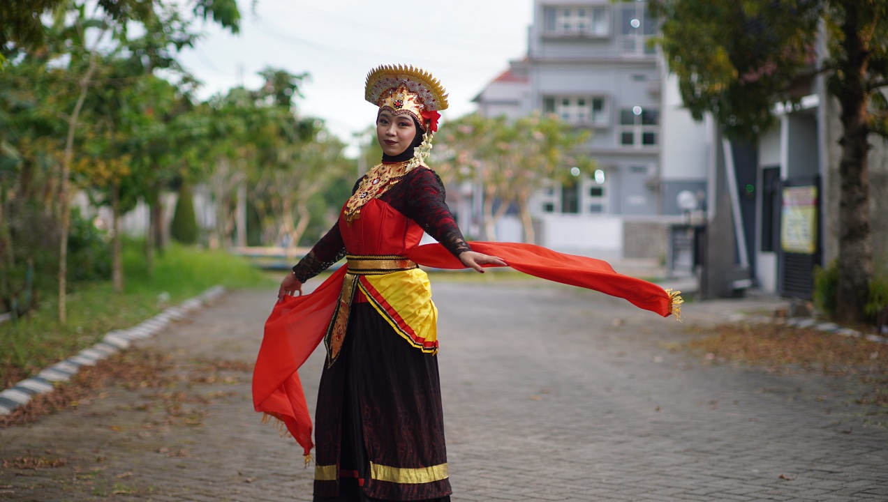 PERCAYA DIRI: Najwa menari jelang tampil pada lomba di UIN KHAS Jember.