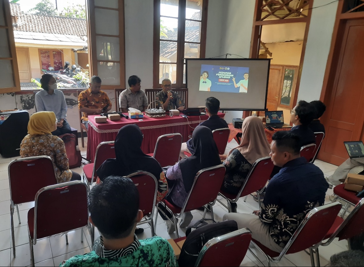 BERKUMPUL: Sejumlah pihak saat memberikan sosialisasi aplikasi pajak kepada para operator desa di Kecamatan Wonosari.(FAQIH HUMAINI/RADAR IJEN)