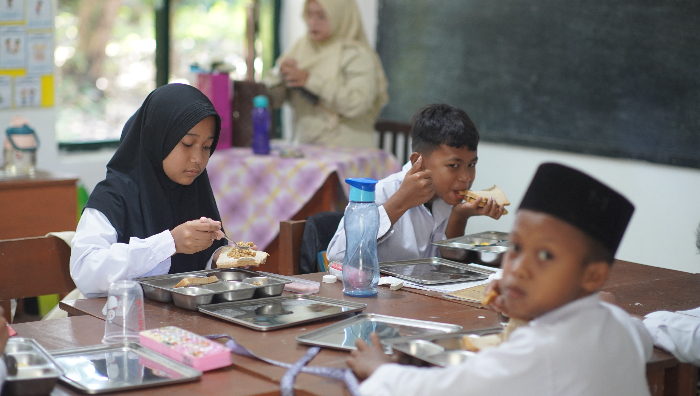 Siswa menyantap makanan bergizi gratis saat jam istirahat