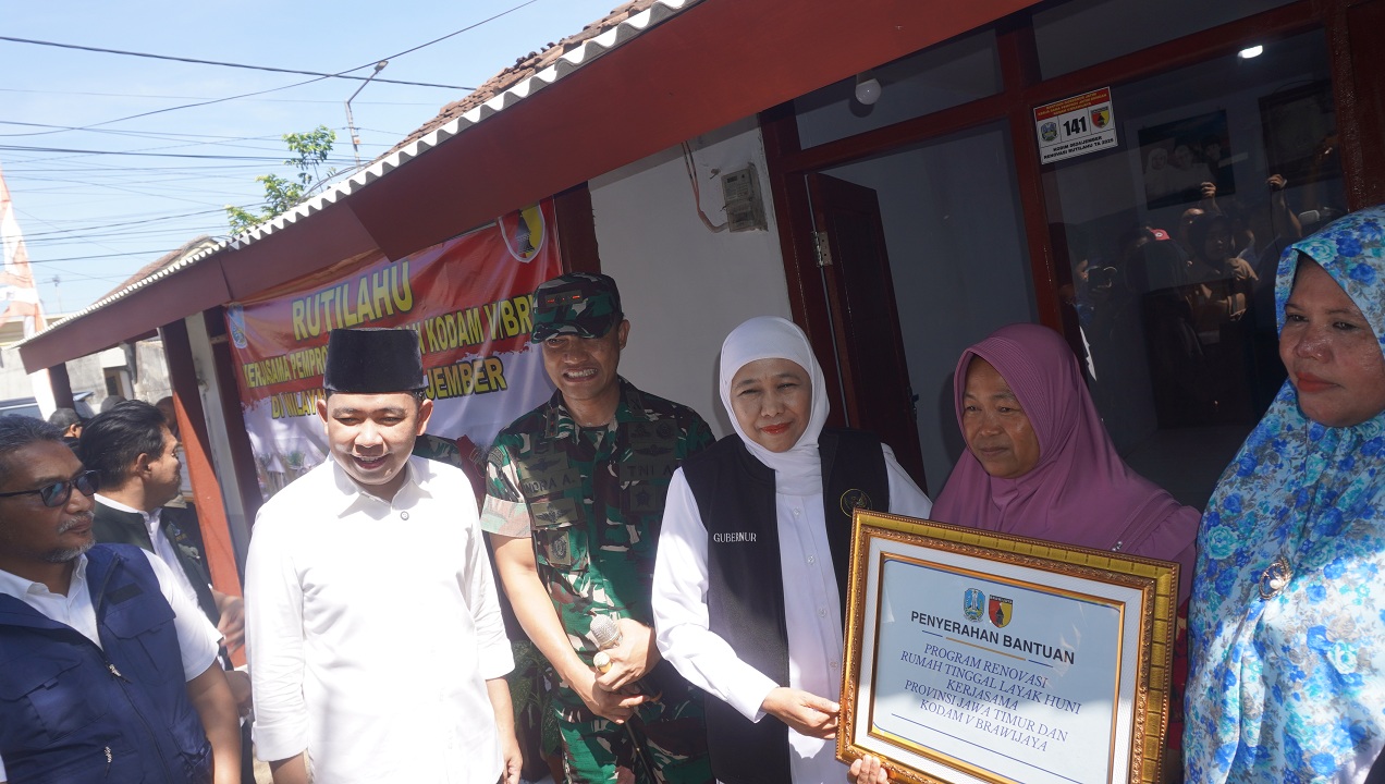 UKIR SENYUMAN BARU: Gubernur Khofifah dan Bupati Fawait saat meresmikan tiga rumah warga, melalui program Rutilahu, di Desa/Kecamatan Ajung, Jember, Sabtu (13/9).&nbsp;