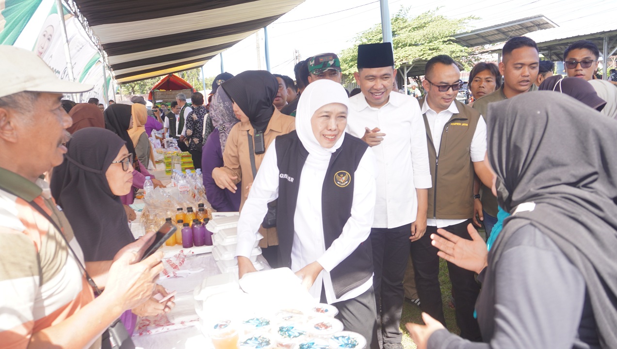 BORONG DAGANGAN: Gubernur Khofifah dan Bupati Fawait saat membuka gelaran pasar murah di lapangan Desa/Kecamatan Ajung, Jember (13/9).