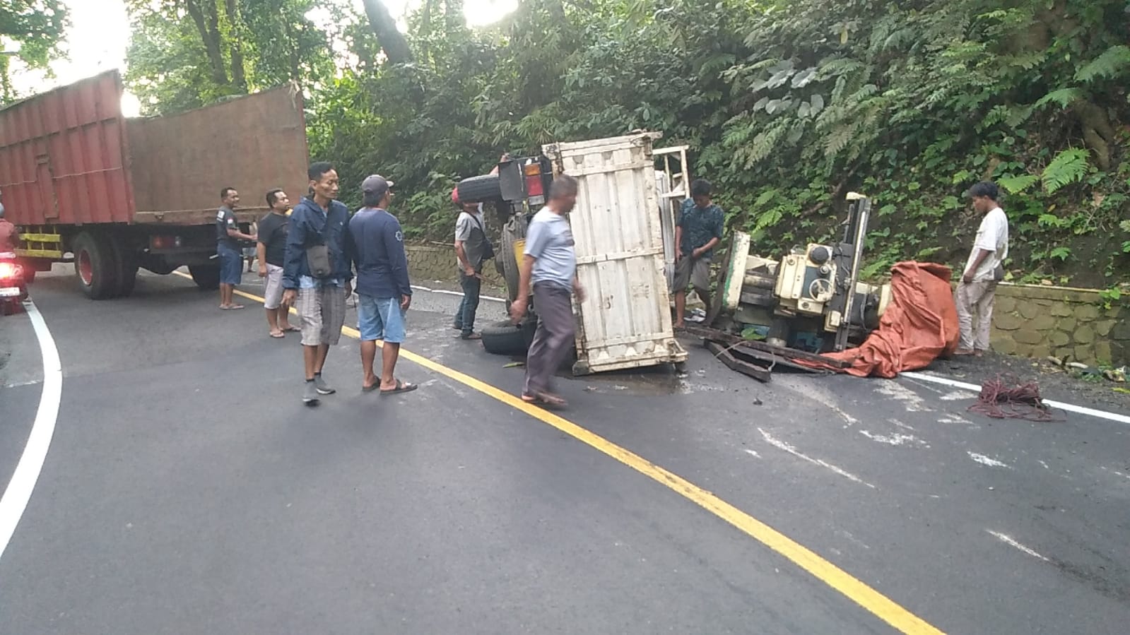 LAKA TUNGGAL: Truk Isuzu Elf disopiri Safriyanto, 45, warga Malang ketika terguling pada Jumat (13/9) pukul 15.45 wib.