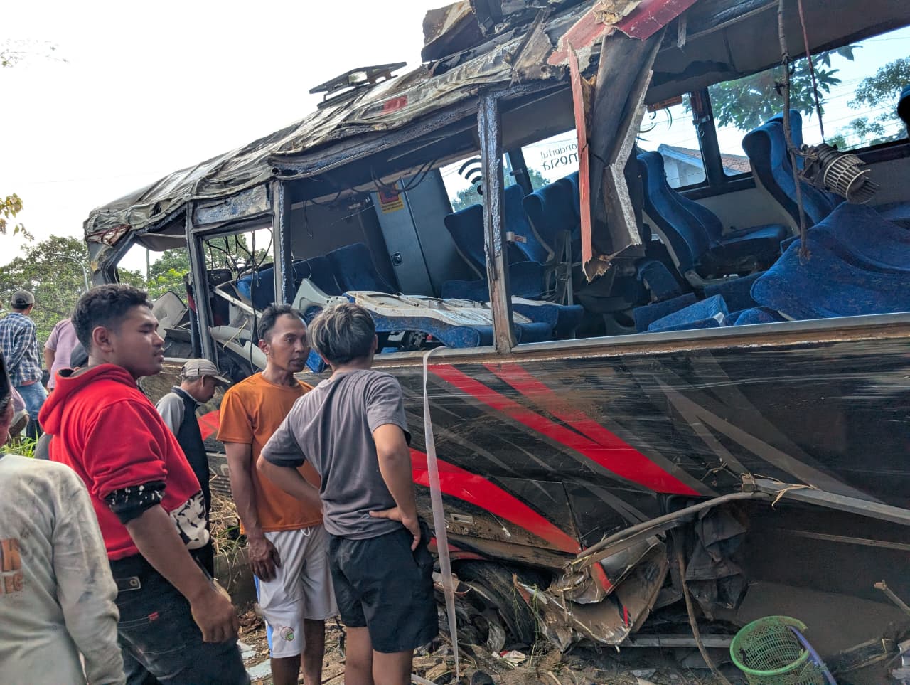 Kondisi Bus Rombongan karyawan RS Bina Sehat Jember yang kecelakaan di Probolinggo