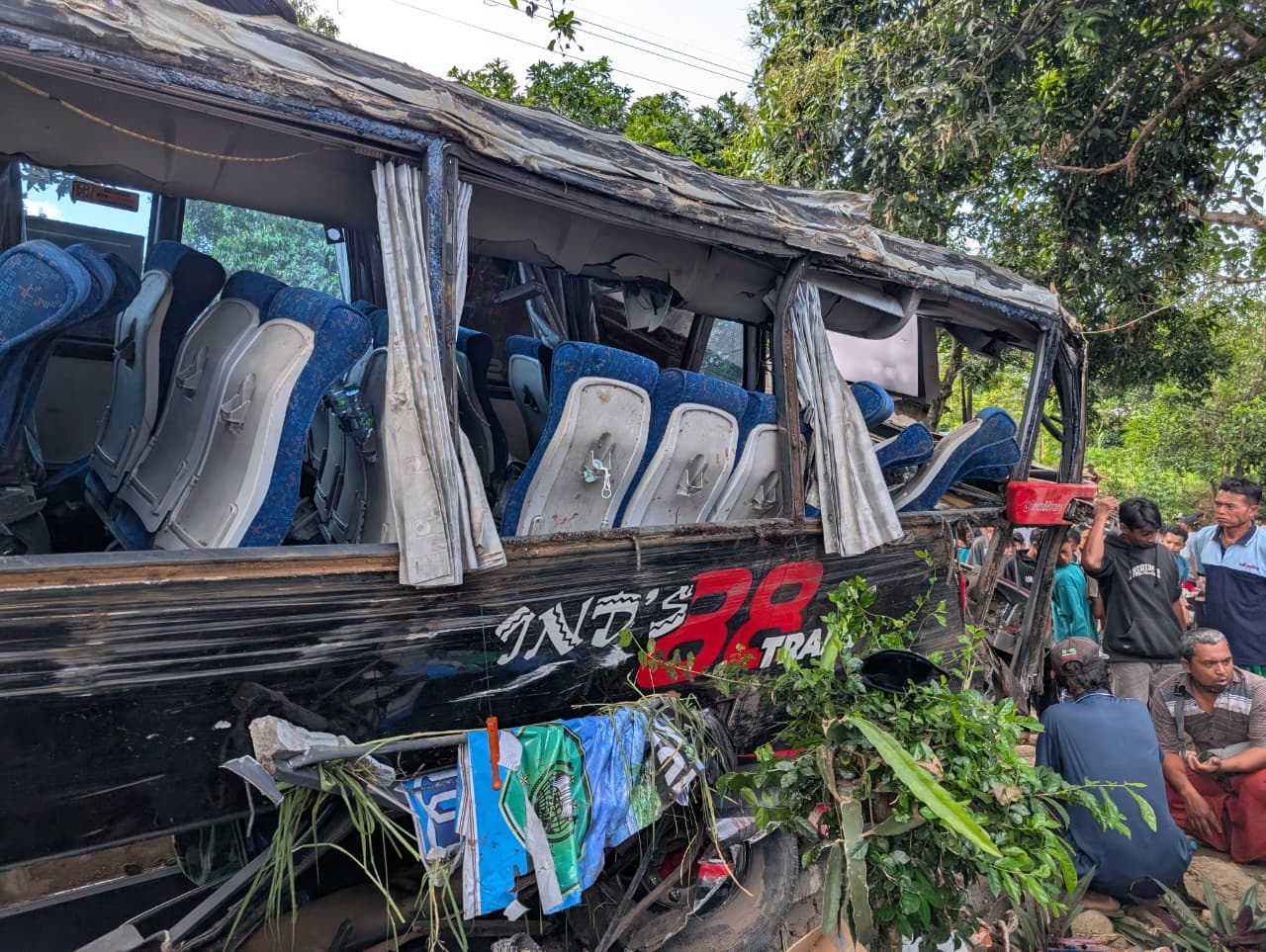 Rusak Parah kondisi bus rombongan karyawan RS Bina Sehat Jember di Jalur Bromo Probolinggo