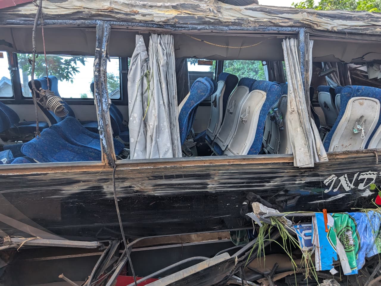 Hancur, kondisi bus rombongan karyawan RS Bina Sehat Jember yang kecelakaan di probolinggo