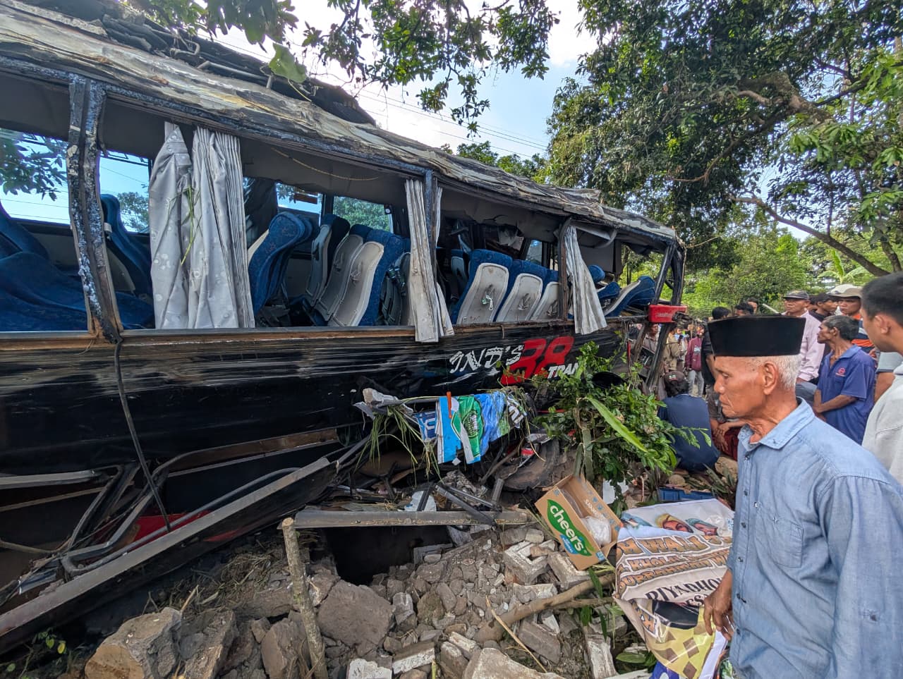 Bus rombongan Rumah Sakit Bina Sehat Jember yang mengalami laka maut di Jalur Wisata Bromo, Desa Boto, Lumbang, Probolinggo.