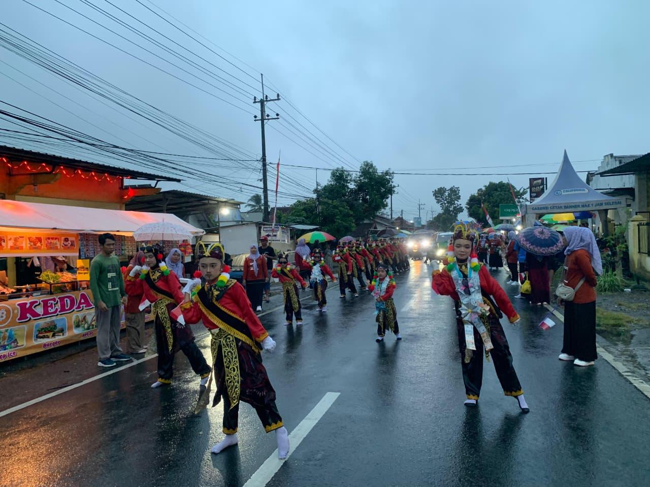 TAMPIL: Puluhan peserta karnaval tampil sekaligus dipenuhi dengan lapak UMKM yang membuka stand pinggir jalan. (ADE APRYANIS/RAME)