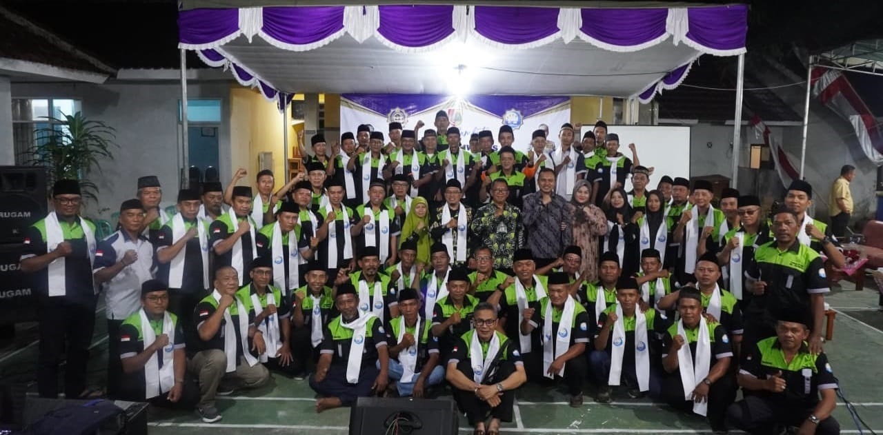 FOTO BERSAMA: Lurah lama dan lurah baru bersama camat serta Forum RT/RW berfoto bersama usai acara lepas sambut Lurah Kaliwates, Kecamatan Kaliwates.