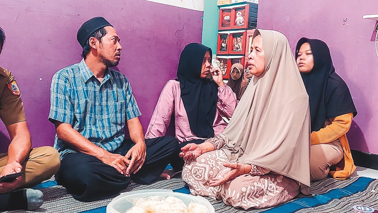 BERDUKA: Maslihah, ibu dari Wardatus Sholehah, istri Hendra Pratama, di rumah duka, Jalan Dusun Krajan, Desa Serut, Kecamatan Panti, bercerita kepada Camat dan anggota Polsek Panti, Senin (15/9).