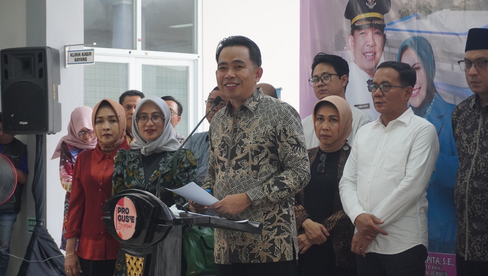 SAMPAIKAN KINERJA: Bupati Fawait saat menyampaikan progress kinerjanya secara terbuka di RSD Balung, Minggu (14/9).