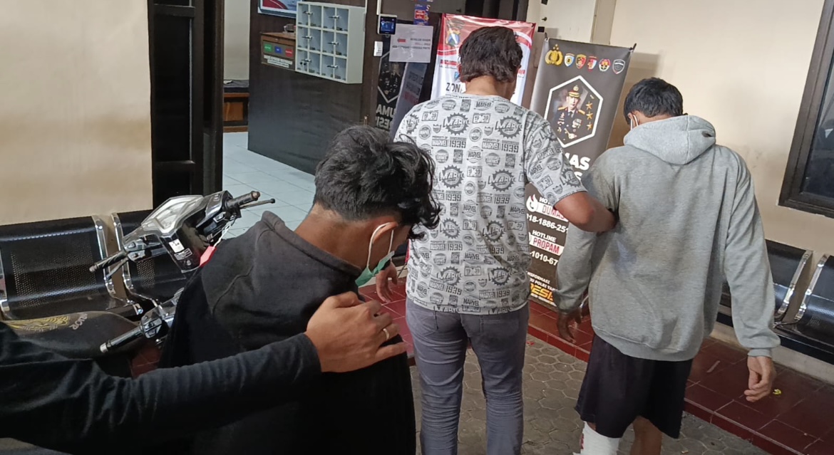 DIAMANKAN: Dua anak di bawah umur yang diduga aniaya seorang pemuda hingga tewas digelandang ke Mapolres Lumajang. (ATIEQSON/RAME)
