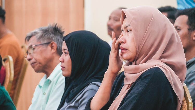 Isak tangis Maria, yang kehilangan anaknya dalam kecelakaan bus di Jalur Wisata Bromo, Probolinggo.