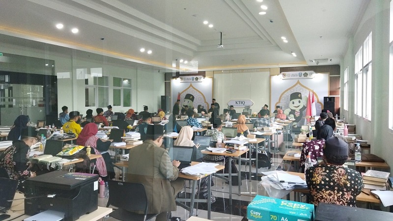 KOMPETITIF: Suasana hari pertama lomba cabang KTIQ, di salah satu gedung di UIN KHAS Jember, kemarin (15/9).
