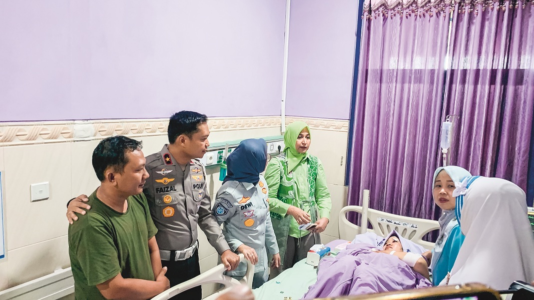 MEMBAIK: Dirgakkum Korlantas Polri Brigjen Pol Rizal (kiri), Plt Dirut Jasa Raharja Dewi Aryani Suzana, dan owner RSBS menjenguk korban laka bus jalur Bromo Probolinggo, di RSBS Jember, Senin (15/9).