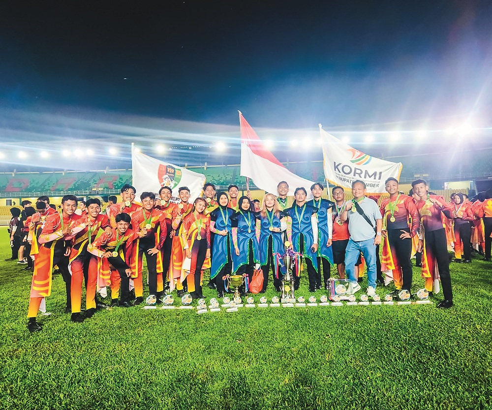 JUARA UMUM: Tim JMB berfoto bersama usai ditetapkan sebagai juara umum dalam MWBC 2025 di Malaysia. Jember meraih lima medali emas.