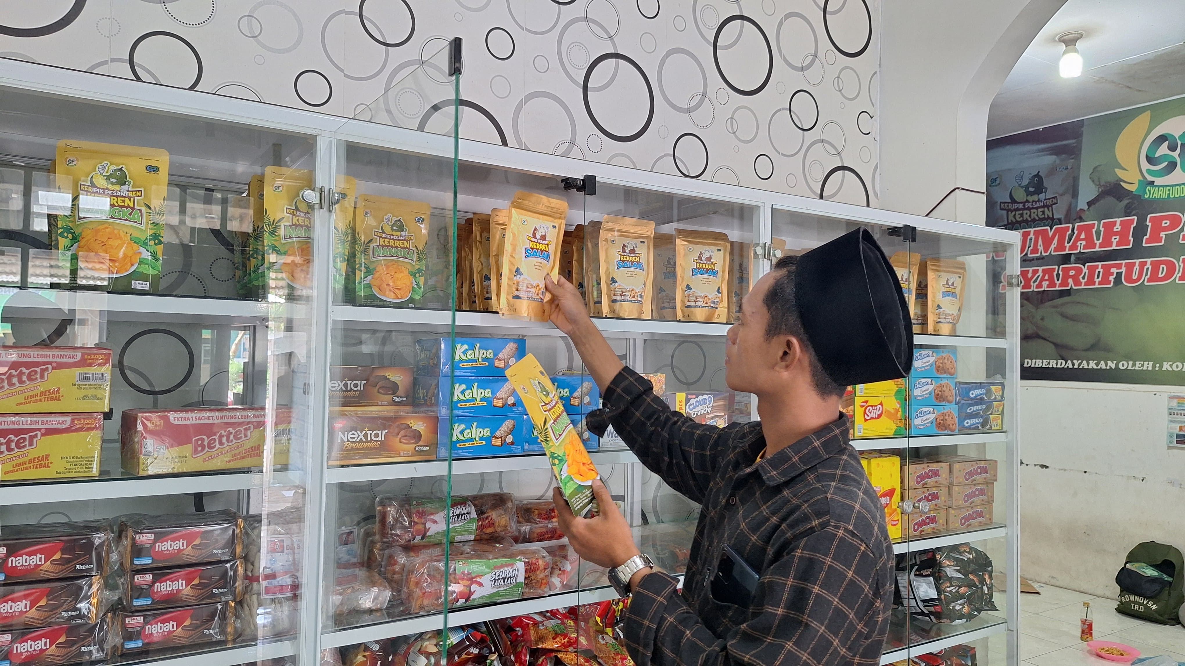 DISTRIBUSI: Produk olahan buah di Lumajang mulai dipasarkan ke luar daerah dengan semakin tingginya angka permintaan dari konsumen.(AINUN FOR RAME)